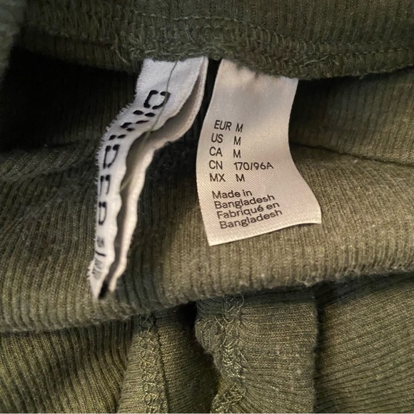 🛍️3/$30 Divided  cropped women’s green sleeveless top in size medium - Picture 5 of 6